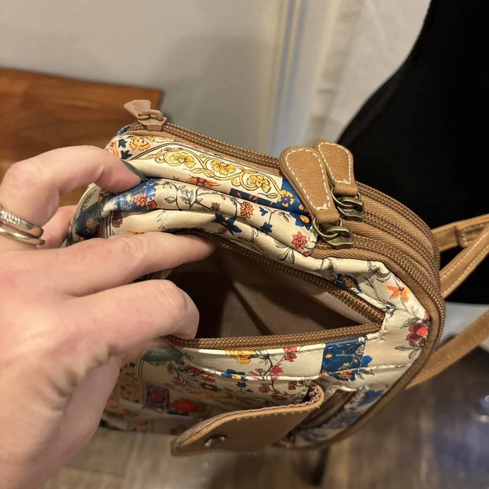 MultiSac‎ Zippy Triple Compartment Crossbody Bag Purse Traveling Pockets EUC